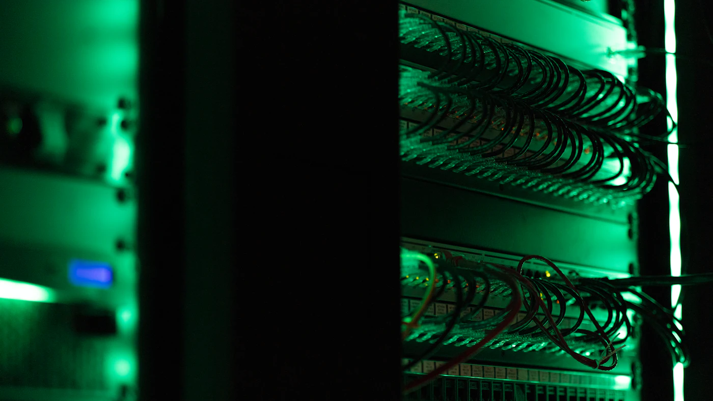 Un rack di server in una stanza buia