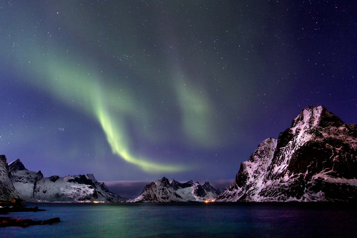 Montagne scure sotto un cielo verde